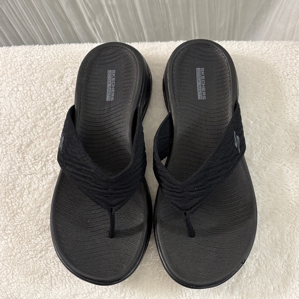 *NWOT* Skechers Black Comfort Flip Flops
Size 9